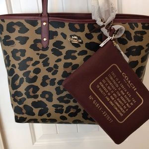 NWT Coach large tote w/ removable pouch